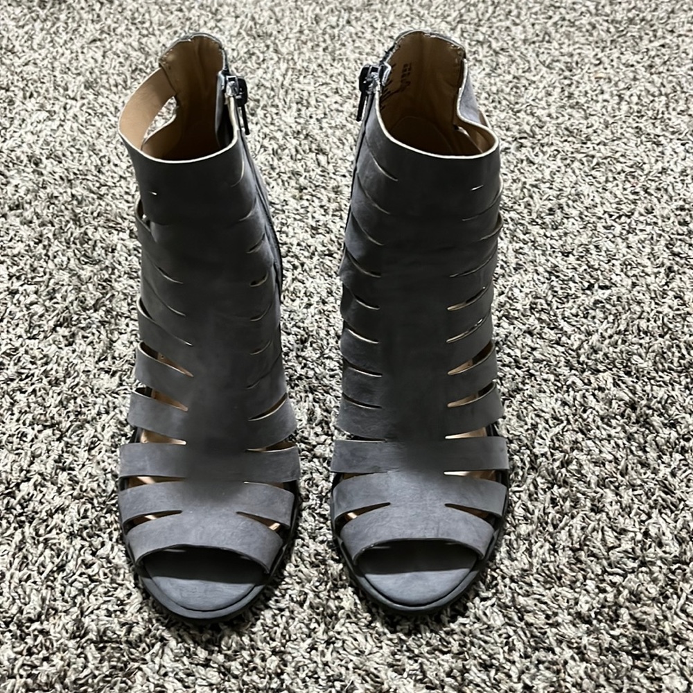 Never worn! Super cute make an offer I can work with you!!